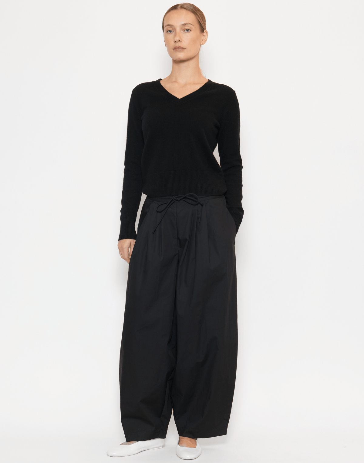 Black Cashmere Essential V Neck Pullover