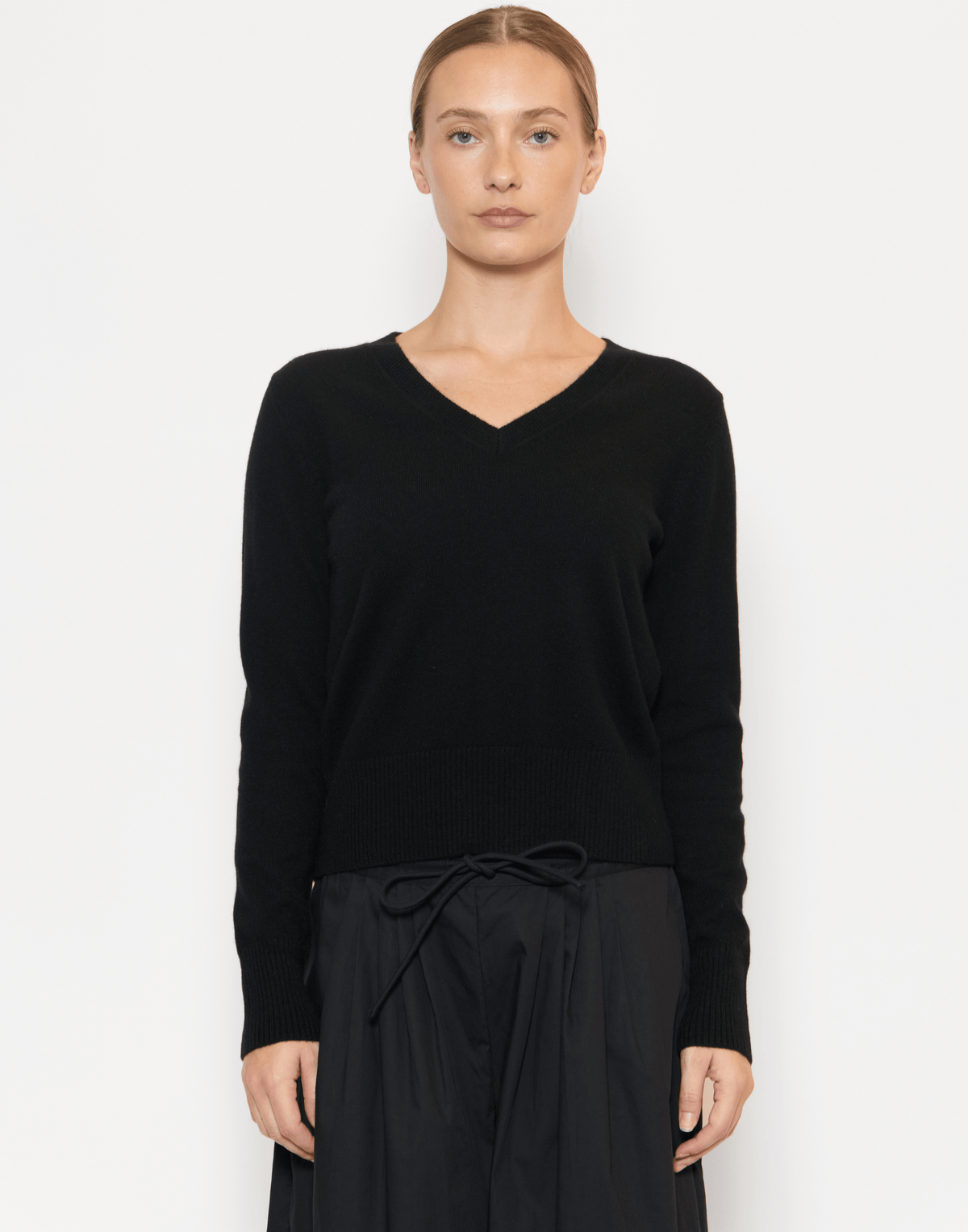 Black Cashmere Essential V Neck Pullover