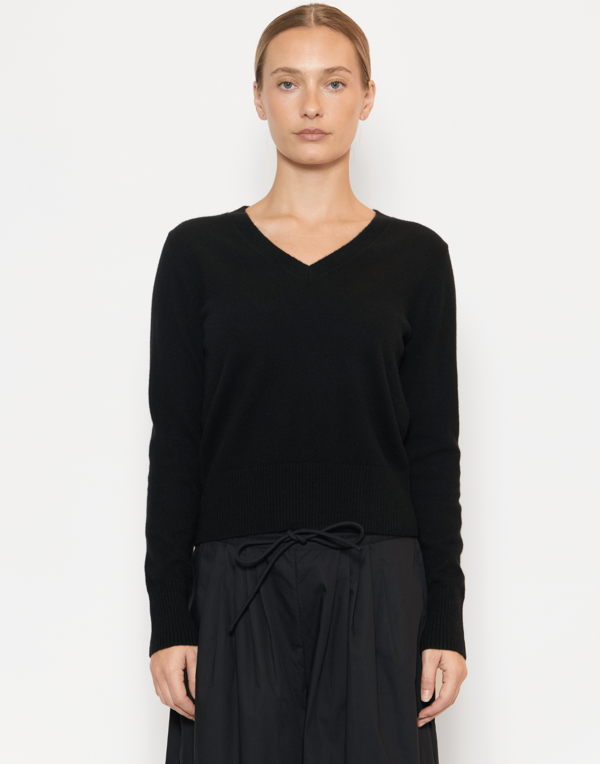 Black Cashmere Essential V Neck Pullover