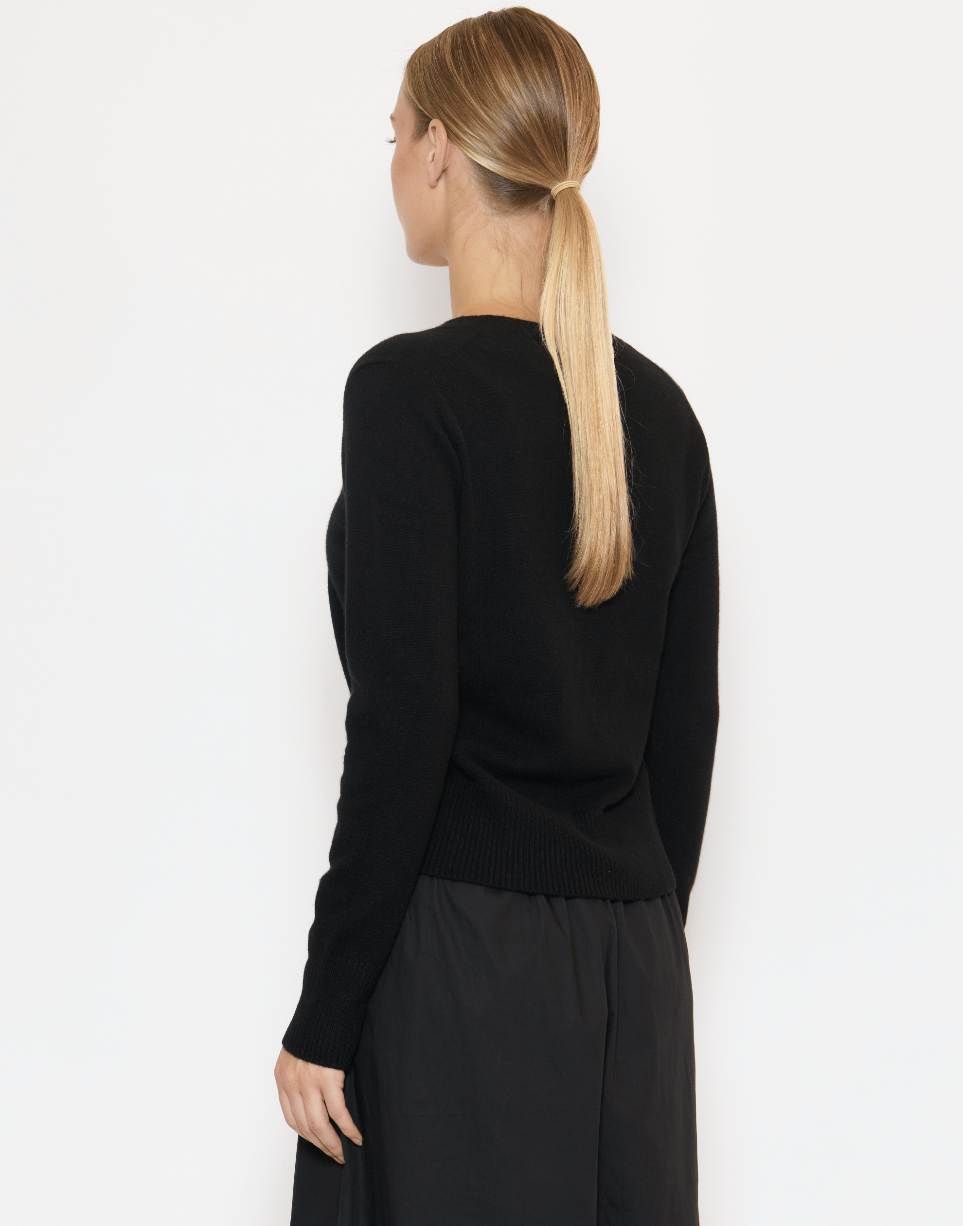 Black Cashmere Essential V Neck Pullover