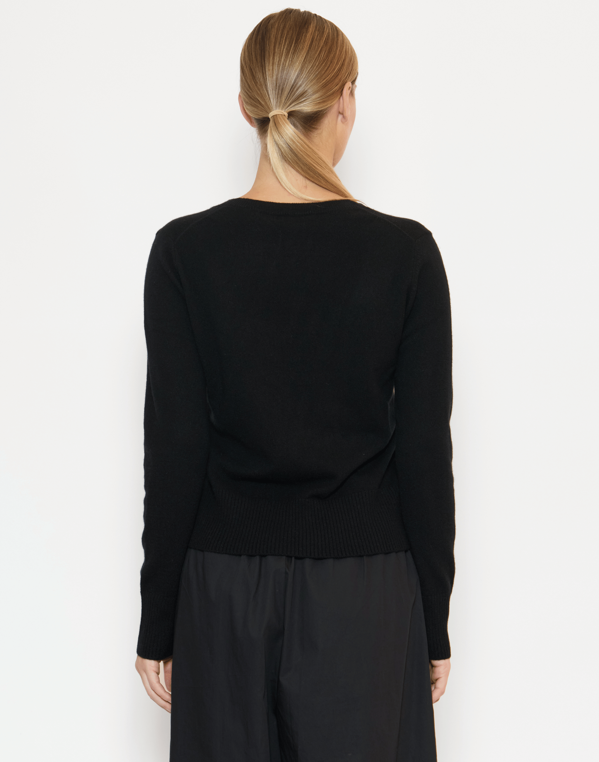 Black Cashmere Essential V Neck Pullover