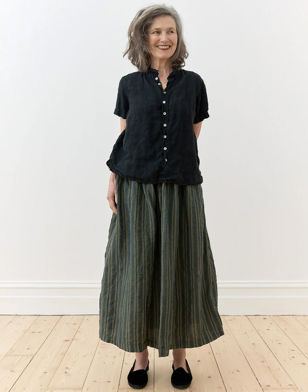 Stunning maxi skirt look for women over 50